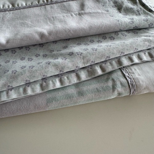Down Town crib bedding set used, cotton satin