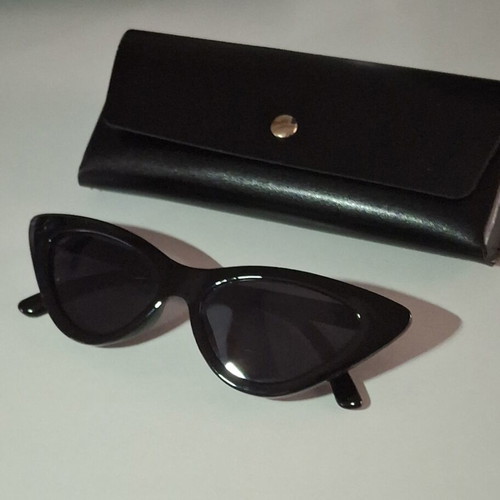 Cat Eye sunglasses modern, like new, black