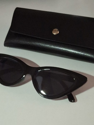 Cat Eye sunglasses modern, like new, black