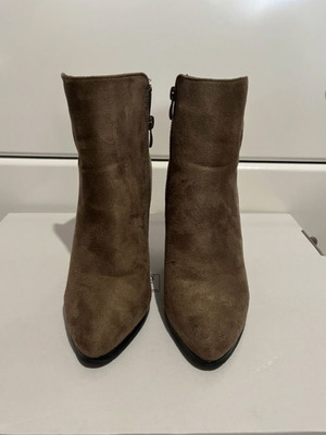 Castor boots with 9cm heel like new size 39
