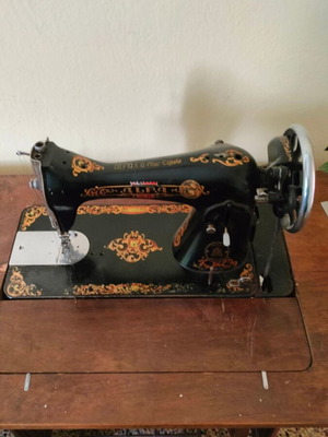 Ραπτομηχανή Alpha μεταχειρισμένη με αυθεντικό έπιπλο