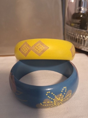 Bone bracelet set like new, blue and yellow summer colors