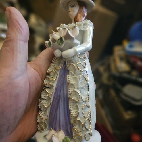 Porcelain bibelot Atelier Nofc used with garland motifs