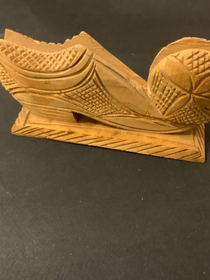 Ξύλινη πετσετοθήκη σε σχήμα τσαρουχιού μεταχειρισμένη