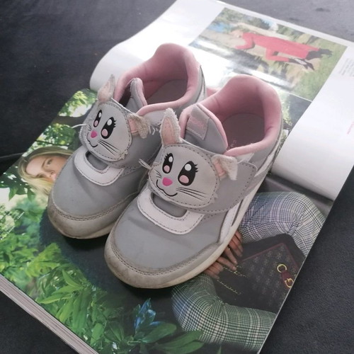 Children's sports shoes used, size 26, with small defect