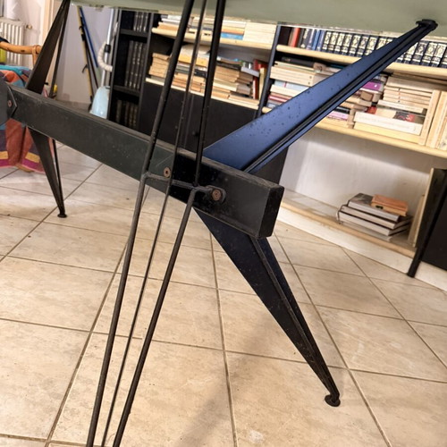 Glass dining table like new with tempered glass and metal base