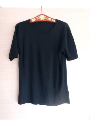 Black t-shirt m/l used with round neckline