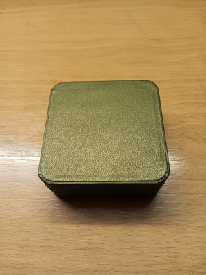 Jewelry box like new, olive color, square 9x9x3.5 cm