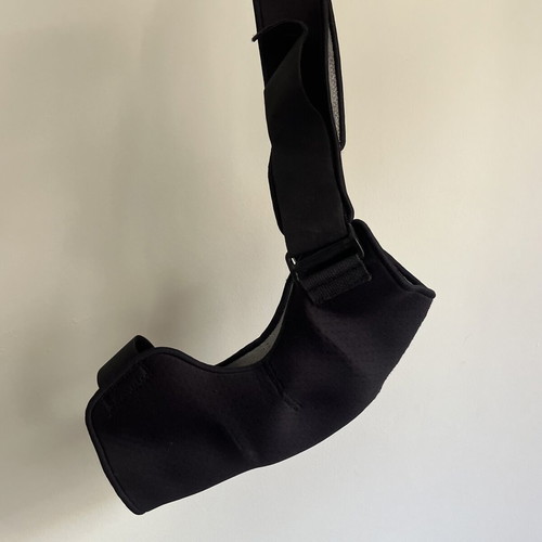 Orthopedic shoulder and arm brace like new, adjustable support