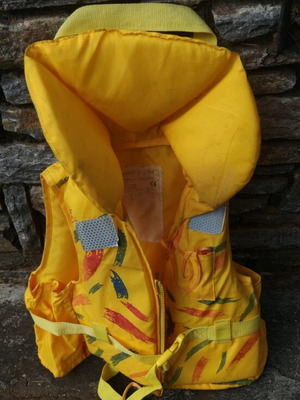 Child life jacket used with whistle for 20-30 kg