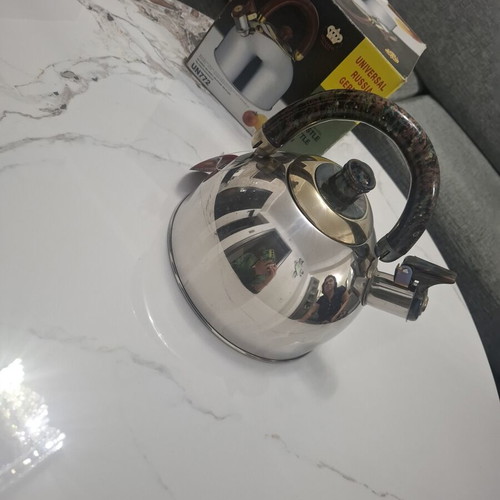 Universal Stainless Steel Kettle 2.5L New with Whistle