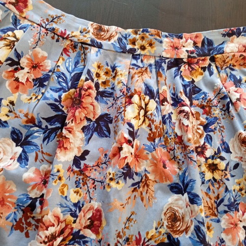 Strativarius floral mini skirt like new, size 38