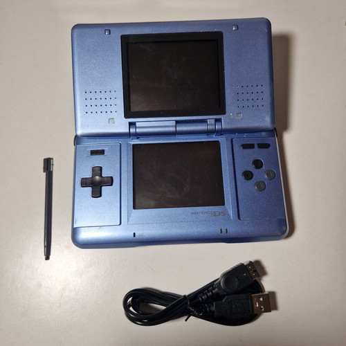 Nintendo DS Fat like new with stylus and charger