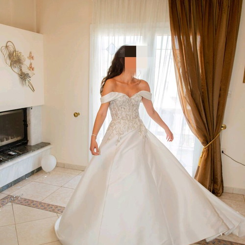Wedding dress satin ivory like new with crystals, princess style