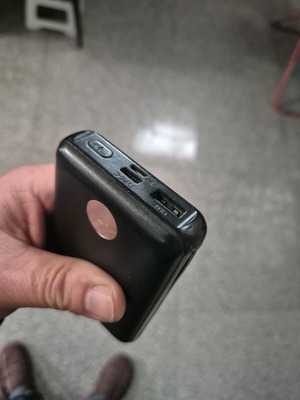 Power Bank USAMS 10.000mAh μεταχειρισμένο με ψηφιακή οθόνη και χωνευτά καλώδια