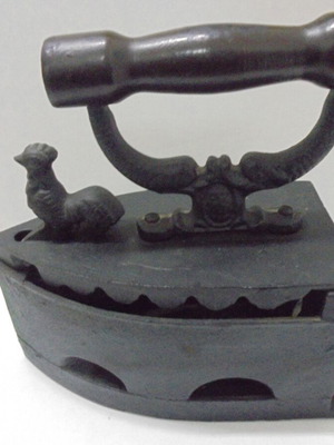 Стара ютия на жар с декоративен елемент употребявана