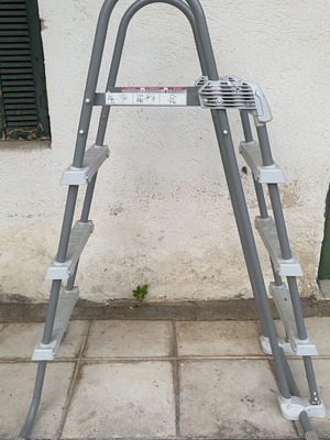 Intex pool ladder like new for wall height 1.07m