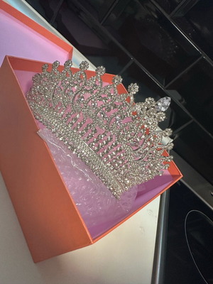 Bridal tiara princely like new