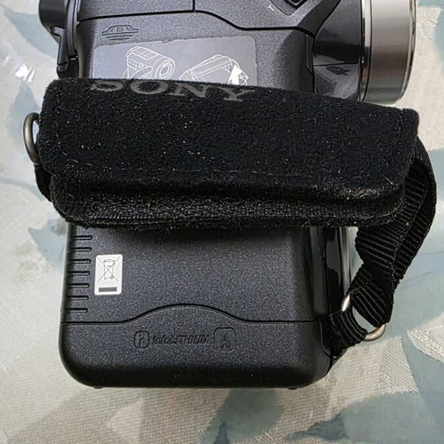 Sony DCR-PC1000E 3CMOS MiniDV 2.8 Megapixel Handycam Camcorder
