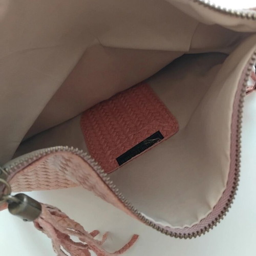 Pink shoulder bag used with braided texture, clutch style