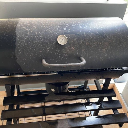 Charcoal grill like new in excellent condition