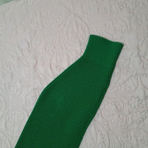 Green pullover used, size L