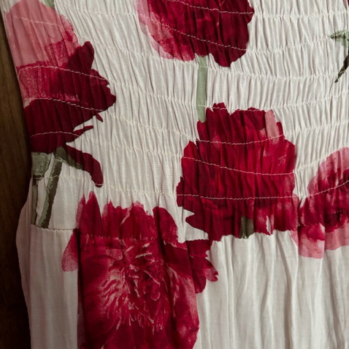 Strapless long dress used with flowers and wasp nest pattern