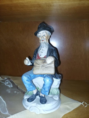 Vintage decorative figurine like new with seated old man