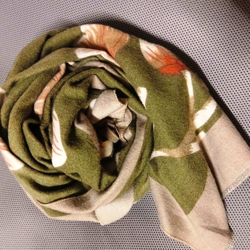 Pashmina like new with wool and floral pattern