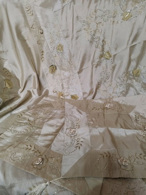 Ολοκληρωμένη στρώση σατέν ταφτά με χρυσοκλωστή 6 τεμαχίων σαν καινούργια