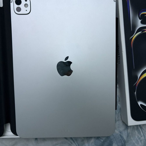 iPad Pro M5 11 inch 256GB like new