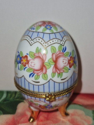 Limoge Porcelain decorative egg like new