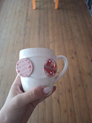 Mug with magnets and badges new with tags
