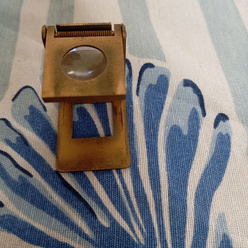 Brass thread or typographic counter with loupe