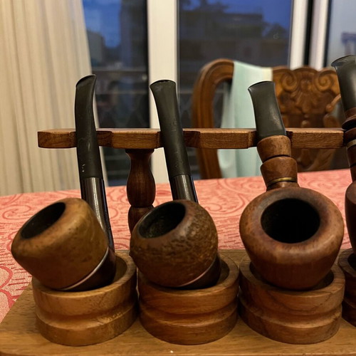 Collectible smoking pipes used with stand