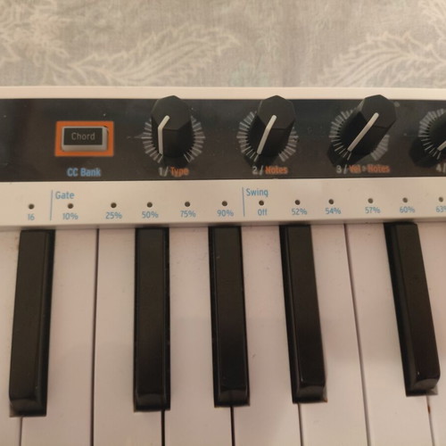 Arturia Keystep 37 midi keyboard μεταχειρισμένο, λείπει ο encoder του arpeggiator