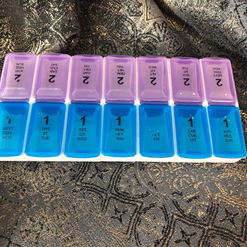 Weekly Pill Organizer like new, 14 compartments, dual-sided