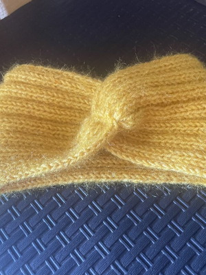 Woolen bandana like new, yellow, warm and stylish for winter