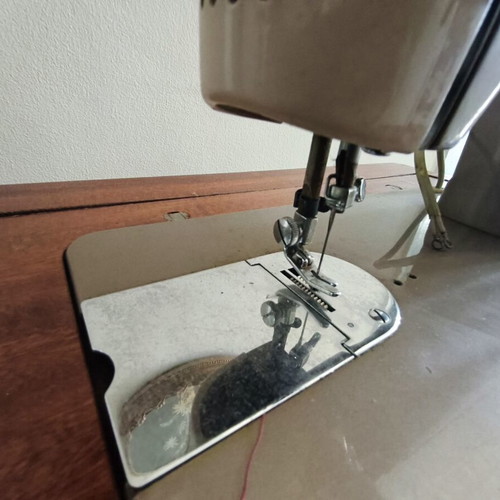 Dalia Sewing Machine made in Japan with cabinet like new