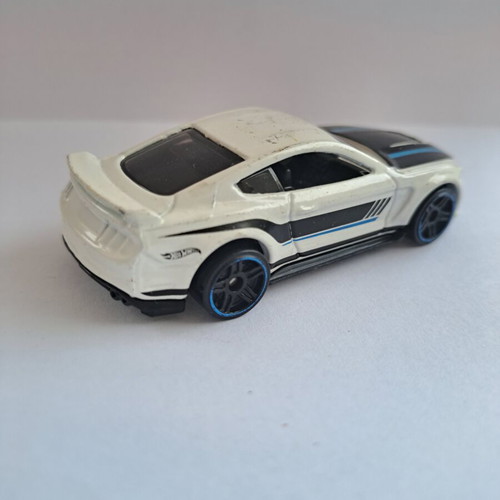 Hot Wheels Ford Shelby GT350R Mustang diecast car