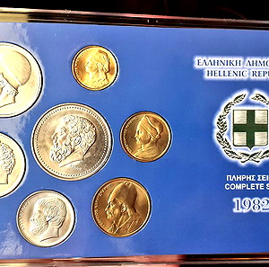 1982 ΕΛΛΗΝΙΚΗ ΔΗΜΟΚΡΑΤΙΑ ΑΝΑΜΝΗΣΤΙΚΗ ΚΑΣΕΤΙΝΑ ΜΕ 7 ΚΕΡΜΑΤΑ ΣΕ ΑΡΙΣΤΗ ΚΑΤΑΣΤΑΣΗ 1982 ΠΛΗΡΗΣ ΣΕΙΡΑ
