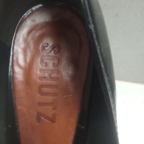 Schutz No 40 patent leather pumps like new, black leather