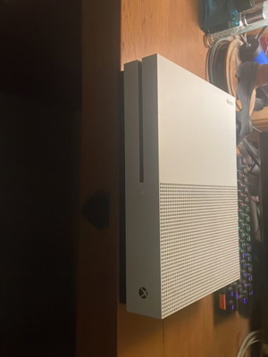 Xbox One S κονσόλα μεταχειρισμένη, 1TB αποθηκευτικός χώρος, χωρίς τεχνικά προβλήματα