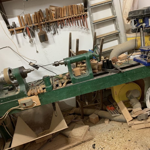 Wood lathe used with cutting tools and chuck, one meter opening, single-phase