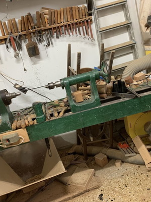 Wood lathe used with cutting tools and chuck, one meter opening, single-phase