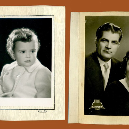 Set of 8 vintage photos in authentic paper envelopes like new