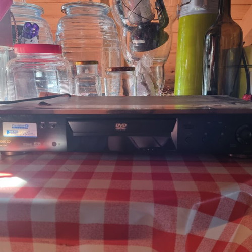 Dvd player used, functional without connection cable and remote