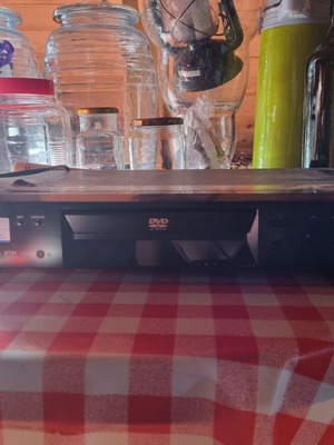 Dvd player used, functional without connection cable and remote