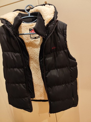 Lee Cooper sleeveless jacket black like new with fur and double zipper