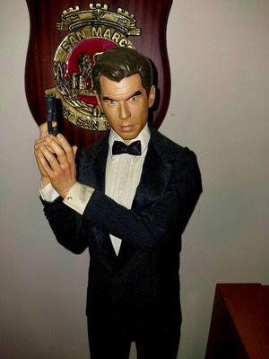 Pierce Brosnan James Bond 18 inch polystone figure like new
